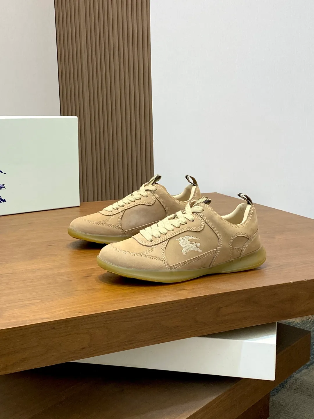Men's men's shoes 💰660 𝐁𝐔𝐑𝐁𝐄𝐑𝐑𝐘# Burberry's new war horse plaid casual sneakers, new terrace casual sneakers·Burberry (Burberry) classic elements, super comfortable shoes··Knight blue non-slip soles. Finally I saw the latest diagonal checkered sneakers. The colors are really good-looking and can be matched with any way. Sneakers in cotton blend. Crafted in an Italian workshop, it features a worsted Burberry check pattern. Featuring a mesh lining and checkered laces, the rubber sole features the archive Burberry monogram. From Burberry's iconic collection, these wardrobe staples are interpreted with the brand's signature style. The round toe and tongue are embellished with the Equestrian Knight logo (EKD) label, leather insole, and the sole is embellished with the Burberry letter logo size: 38-44 (customized for 45 and 46)